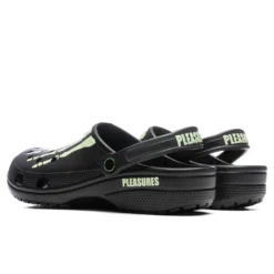 Pleasures X Classic Clog - Black -Urban Fashion Sales Pleasures x Crocs Classic Clog Black 208267 001 10 28 22 Feature VR 4