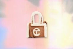 UGG X Telfar Small Bag - Chestnut 5 UGG X Telfar Small Bag - Chestnut -Urban Fashion Sales UGG x Telfar Small Bag Chestnut 1123204 CHE 11 12 21 feature01 9f3a629d db8c 4fce ab2a 84dc450f1ff6